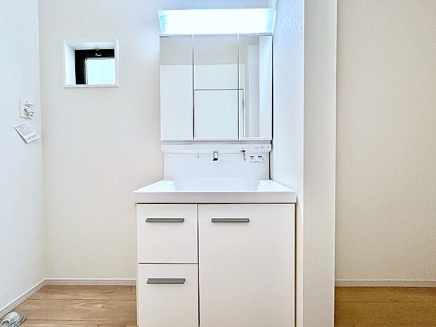 大きく見やすい三面鏡で清潔感ある洗面台は、身だしなみチェックや肌のお手入れにおすすめです。