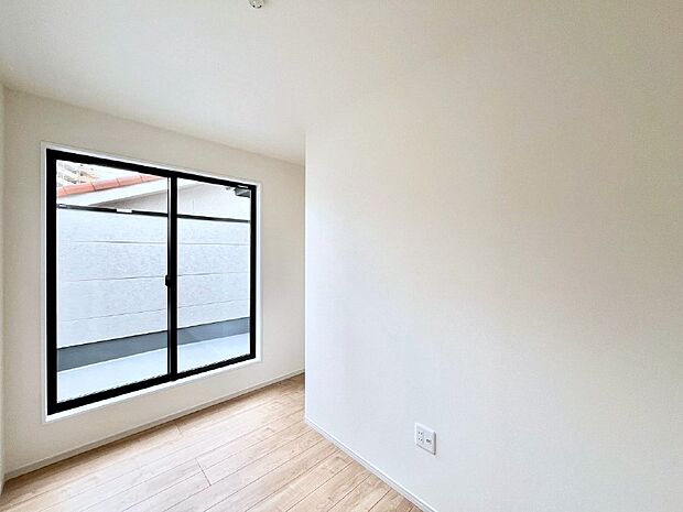 明るいバルコニーサイドに洋室を設置。目覚めの良い寝室に。