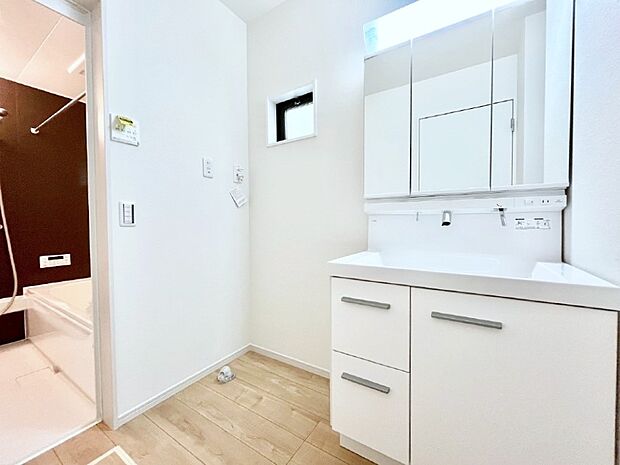 小窓がついているので湿気の多い場所でも換気が十分行えます。毎日の身支度を気持ち良く!