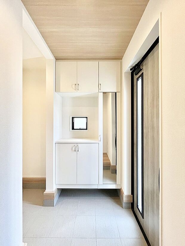 〜Entrance〜　下駄箱ミラー付なので、お出かけ前の身だしなみチェックに◎♪玄関はお客様をお出迎えする一番最初の場所、帰ってくる時に入る最初の場所。そんな場所だからこそ、より良い空間に…♪