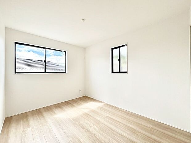 〜Bed Room〜　2面採光を確保した明るい室内は、風通しも良く、大変居心地の良い空間となっております。爽やかな風を感じて起きる朝は、快適生活の始まりに！日当たりや通風がとても良い住まい♪