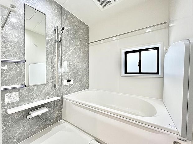 〜Bath Room〜　落ち着いた雰囲気の浴室で明日に向けてリフレッシュ。浴室乾燥機能も付いているので隣の洗濯機置き場で洗い上がった洗濯物を、雨の日も天気を気にせず乾燥させることも可能です。