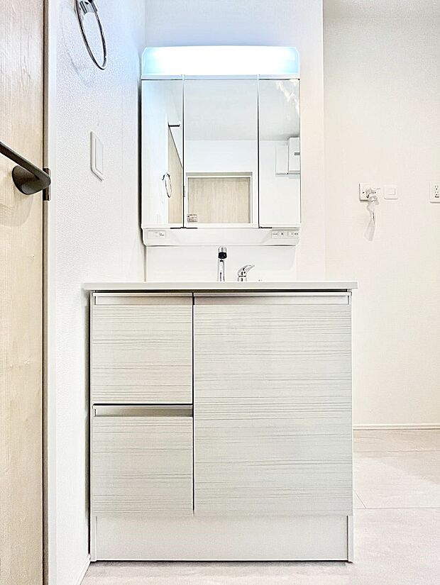 〜Dressing Room〜  清潔感溢れる色合いで統一されていると、スッキリと整った印象をうけます。  鏡の裏にはたっぷりと収納スペースを標準装備！  水廻りは、シンプルかつ機能性を重視して。