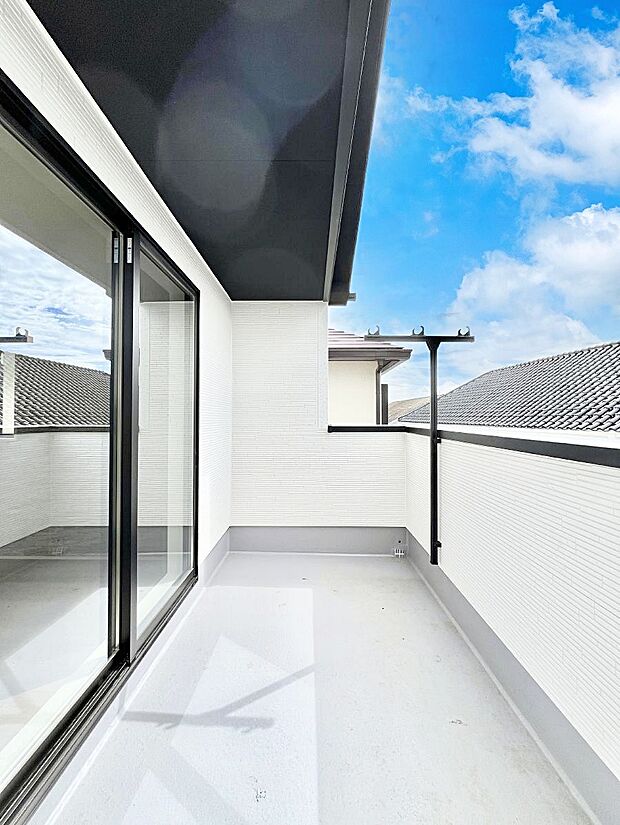 〜Balcony〜　南向きのバルコニーの前には雲以外に太陽を遮るものがありません。お洗濯物も乾きやすく、何より明るく気持ちのいい光が入ってきます。家族全員分の洗濯物も一気に干せます。