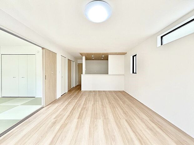 〜Living〜　家族の食事や団らんのほか、子どもを遊ばせたり、友人を招いたりするLDKは住まいの中心。長時間過ごす場所だから、その空間は住まい全体の居心地を左右します。