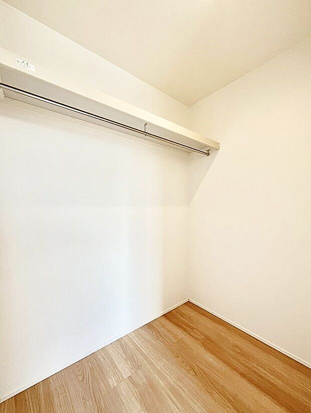 〜Walk-in Closet〜　必要なものやコーディネートを一覧して確認でき、身支度や準備が短時間で済むウォークインクローゼットを設置しました。家の中をすっきりとさせる便利な収納スペースです。