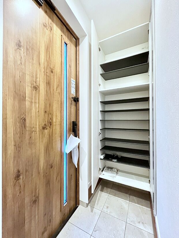 〜Entrance〜 家の中でお客様を迎える最初の場所である玄関は、家の印象そのものです!豊富な玄関収納で、常に綺麗に保つことが出来ます♪玄関にはたっぷり収納の下駄箱を完備!