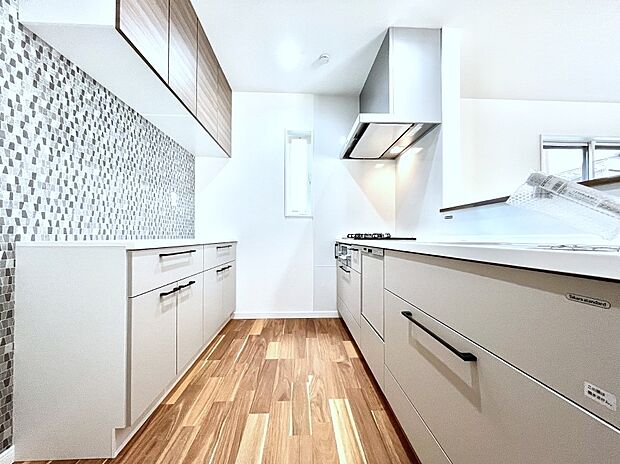 〜Kitchen〜 広くて使いやすいキッチンなら家族でいっしょに料理をつくったり、後片付けも手間なくできちゃいます♪収納もたっぷりあるので、いつもすっきりと清潔な印象を保てます。