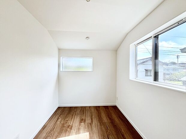 〜Bed Room〜 2面採光を確保した明るい室内は、風通しも良く、大変居心地の良い空間となっております。爽やかな風を感じて起きる朝は、快適生活の始まりに!日当たりや通風がとても良い住まい♪