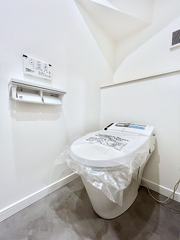 〜Toilet〜 綺麗・スッキリ・快適なウォシュレット付トイレでくつろげる空間です。トイレは毎日使わざるを得ないもの。いつも清潔を保ちたいですね。トイレが2ヶ所あるので朝の混雑時に便利です!