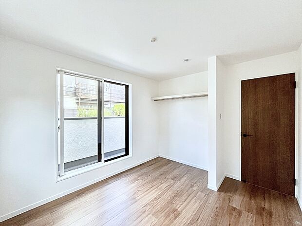 〜Bed Room〜 バルコニーからの採光で朝もスッキリ目が覚めそうですね!穏やかな光が差し込む室内には、穏やかな時間が流れます。休日には、落ち着いた空間で自分の趣味を楽しむのはいかがですか。