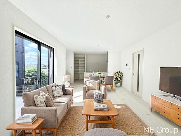 ◆1号棟◆〜Living〜　家族の食事や団らんのほか、子どもを遊ばせたり、友人を招いたりするLDKは住まいの中心。長時間過ごす場所だから、その空間は住まい全体の居心地を左右します。  ※家具はCGです