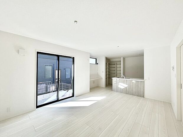 ◆1号棟◆〜Living〜　飽きの来ないシンプルでおしゃれなLDK。大きな窓から日差しが差し込むので室内も明るく、家族の憩いの場としてピッタリです。開放感と日当たりの良さを是非ご覧ください！