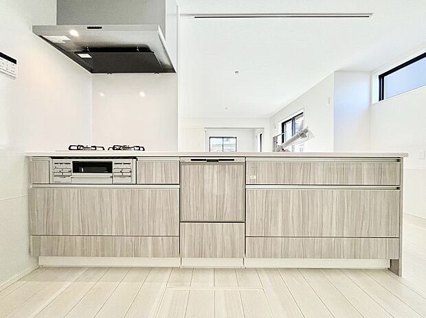 ◆1号棟◆〜Kitchen〜　会話が弾むリビング、料理が愉しくなるキッチン。家は、ただ生活する場ではなく、暮らしを愉しく、快適にする場所。笑顔の毎日、安らぎの日々のために、最新の設備・仕様を採用。