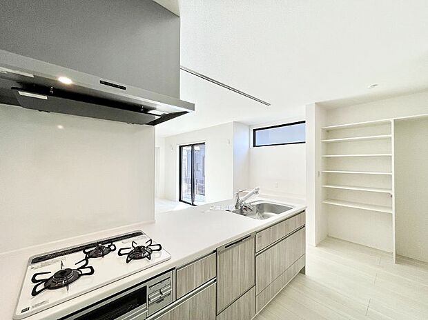 ◆1号棟◆〜Kitchen〜　「さぁ今日は何を作ろう」こんなキッチンなら思いっきり料理ができちゃいます。キッチンからはリビングが一望できます。家族がつながるお家がここにございます。