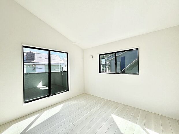 ◆1号棟◆〜Bed Room〜　「今日も一日お疲れ様」とご夫婦でゆったりくつろげる寝室。毎日の家事やお仕事に疲れた日はフカフカのベットで癒されてください。テレビや本棚をおいても快適な広さが自慢♪