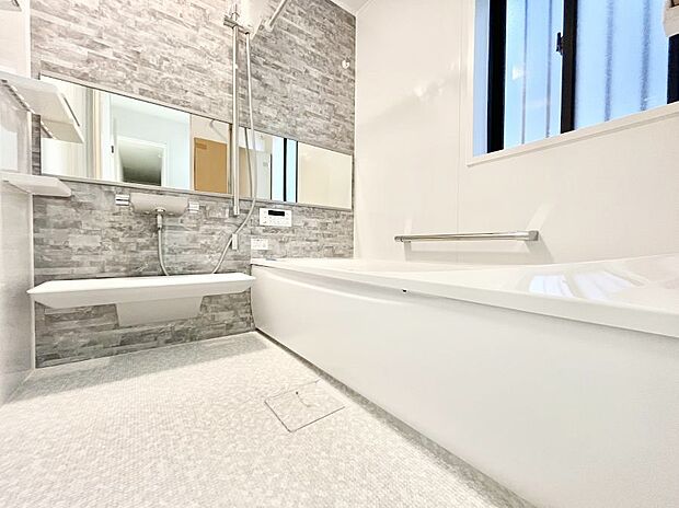 ◆1号棟◆〜Bath Room〜　落ち着いた雰囲気の浴室で明日に向けてリフレッシュ。浴室乾燥機能も付いているので隣の洗濯機置き場で洗い上がった洗濯物を、雨の日も天気を気にせず乾燥させることも可能です。