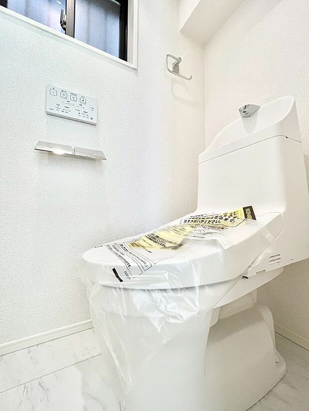 ◆1号棟◆〜Toilet〜　綺麗・スッキリ・快適なウォシュレット付トイレでくつろげる空間です。1、2階共にトイレスペース！採光もあり明るく、快適空間となっております♪毎日使う場所だからこその配慮です！