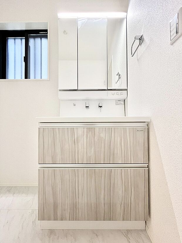 ◆1号棟◆〜Dressing Room〜　十分な大きさの洗面台は収納もさる事ながら、身だしなみチェックや歯磨きなど、朝の慌ただしい時間でもホテルライクなスペースで余裕とゆとりを感じて頂けます。