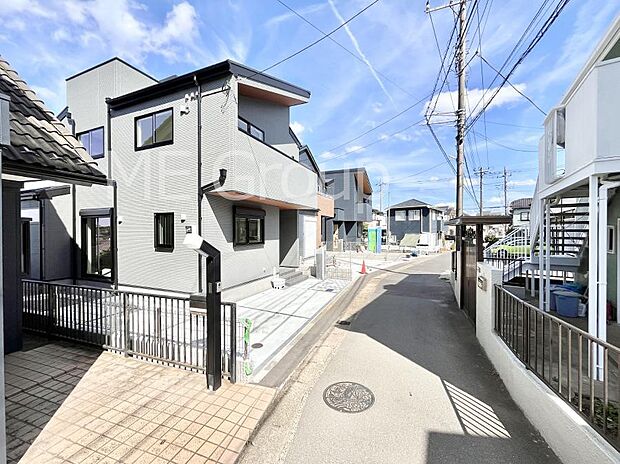 〜Exterior〜　前面道路：南 3.3m 公道　前面道路は閑静な住宅地をはしる車通りの少ない道路。駐車の出し入れもらくらくです！ご不明点・現地見学のご希望は、お気軽にお問い合わせください！