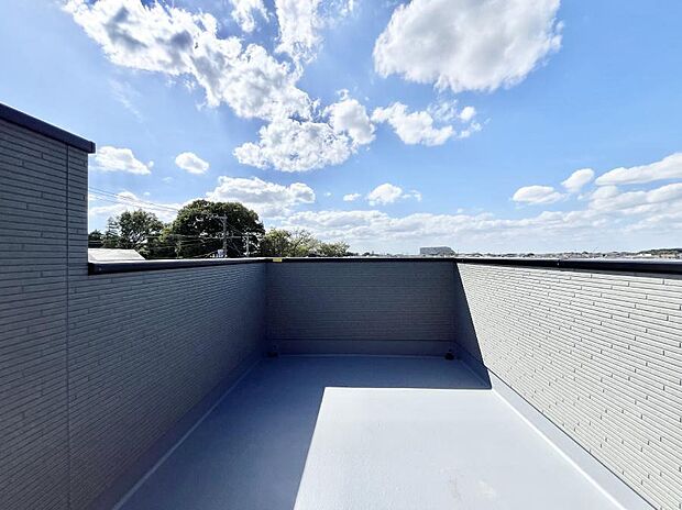 ◆1号棟◆〜Balcony〜  大きな空に囲まれた気持ちのいい家。バルコニーを覗くだけで圧倒的な開放感に包まれます。  バルコニーは陽がさしこみお布団や洗濯物を気持ちよく干すことができます。
