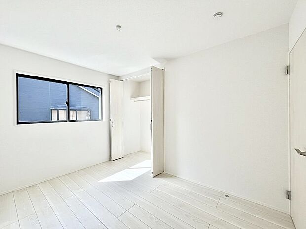 ◆1号棟◆〜Bed Room〜　マンションと違い部屋数が多いのが戸建てのメリットです。ご家族が増えたことで手狭に感じていた住まいも戸建てでは各居室プライバシーを保つことができます。