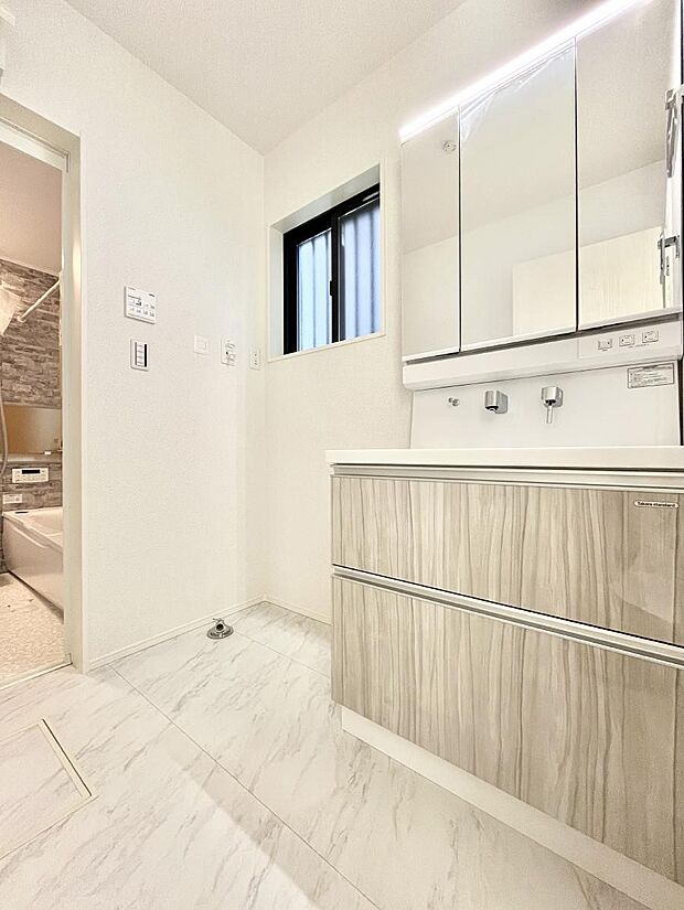 ◆1号棟◆〜Dressing Room〜　暗くなりがちな洗面所も窓があると採光と換気が可能なので気持ちよくお使い頂けます。三面鏡タイプの洗面台は鏡裏収納で散らかりがちな洗面所もスッキリ♪