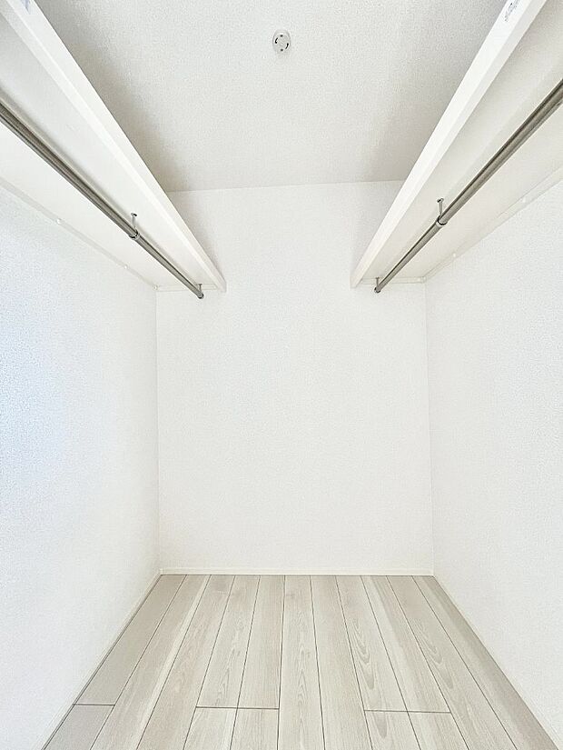 ◆1号棟◆〜Walk-in Closet〜　たくさんの洋服をかけてもシワになりにくいウォークインクローゼット。洋服以外にも、普段使わない家電やスーツケース、ストック品など何でも片付く嬉しい空間です。