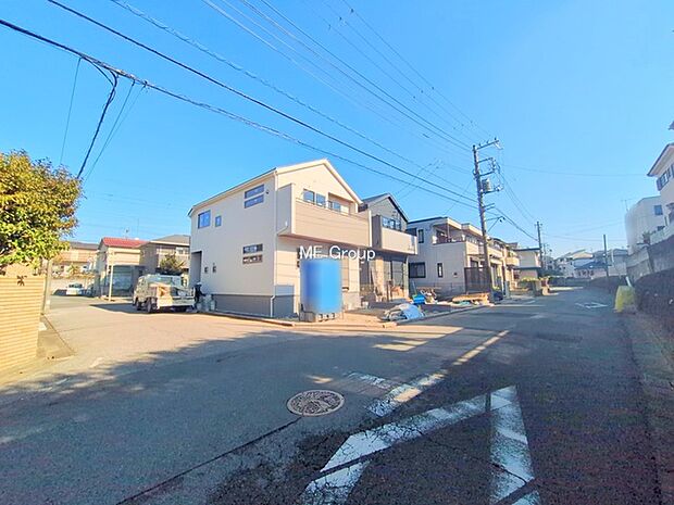 〜Exterior〜 前面道路: 前面道路は閑静な住宅地をはしる車通りの少ない道路。 駐車の出し入れもらくらくです!ご不明点・現地見学のご希望は、お気軽にお問い合わせください!