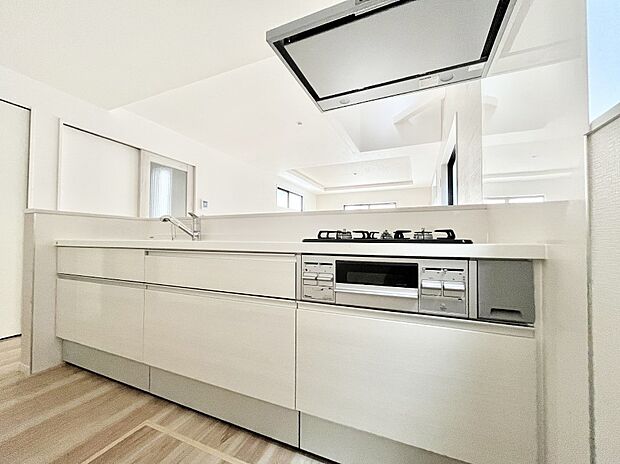 〜Kitchen〜 リビングが見渡せるカウンターキッチン。 料理をしながら家族とコミュニケーションをとれるだけでなく、大きな開放感も得ることができます。 お子様の成長も感じることができますね!