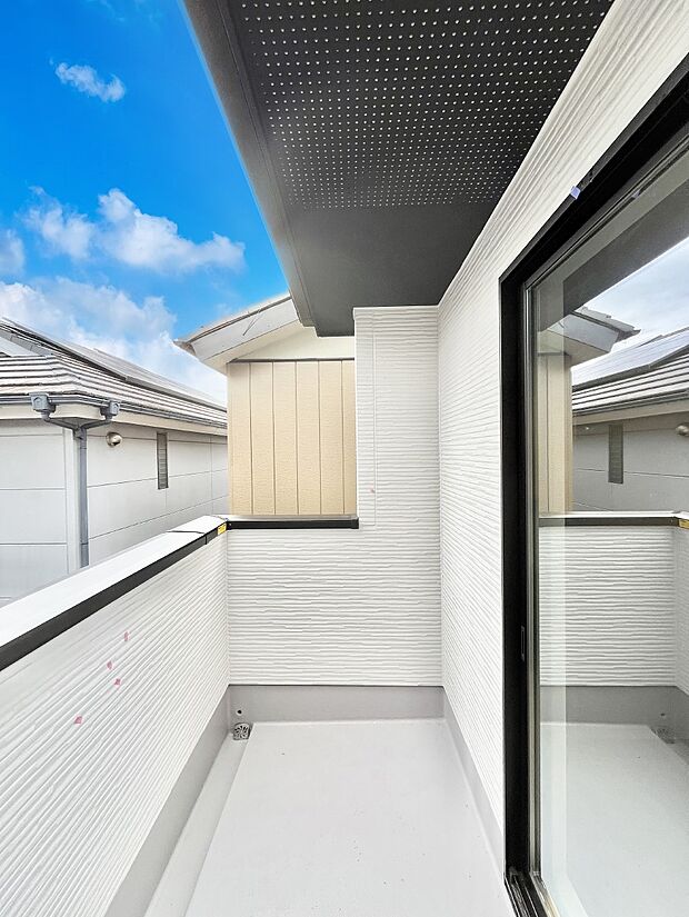 〜Balcony〜 バルコニーは温かい陽がさしこみ、お布団や洗濯物を気持ちよく干すことができます。 使いやすく開放的なバルコニーです♪陽ざしがたっぷり降り注ぐ、バルコニー付き住まい。