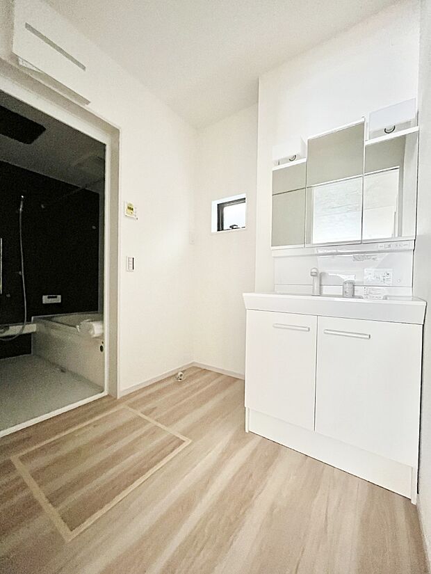 〜Dressing Room〜 十分な大きさの洗面台は収納もさる事ながら、身だしなみチェックや歯磨きなど、朝の慌ただしい時間でもホテルライクなスペースで余裕とゆとりを感じて頂けます。