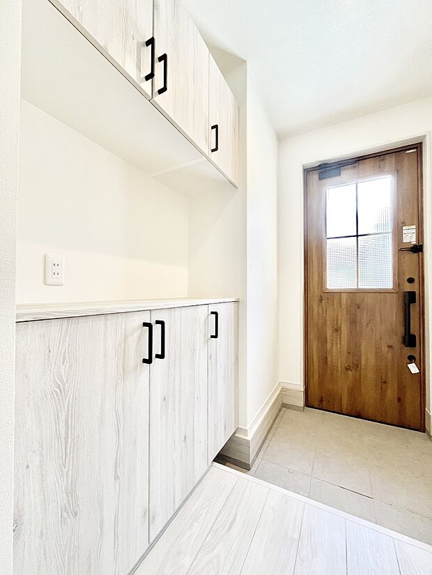 〜Entrance〜　家の中でお客様を迎える最初の場所である玄関は、家の印象そのものです！豊富な玄関収納で、常に綺麗に保つことが出来ます♪玄関にはたっぷり収納の下駄箱を完備！