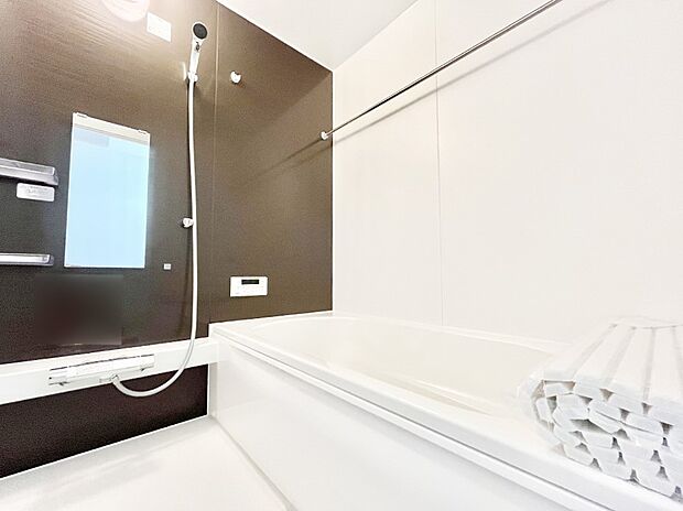 〜Bath Room〜　足を伸ばして入浴することが可能！一日の疲れを癒す貴重なバスタイムです。お子様とご一緒でも十分な広さなので、リビングとは違った家族団欒のひと時をお楽しみいただけます。