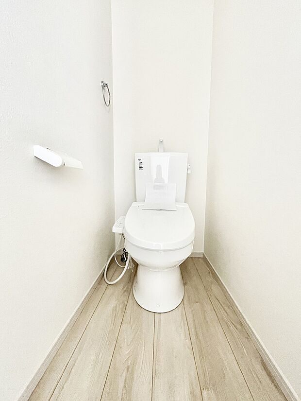 〜Toilet〜　綺麗・スッキリ・快適なウォシュレット付トイレでくつろげる空間です。トイレは毎日使わざるを得ないもの。いつも清潔を保ちたいですね。トイレが2ヶ所あるので朝の混雑時に便利です！