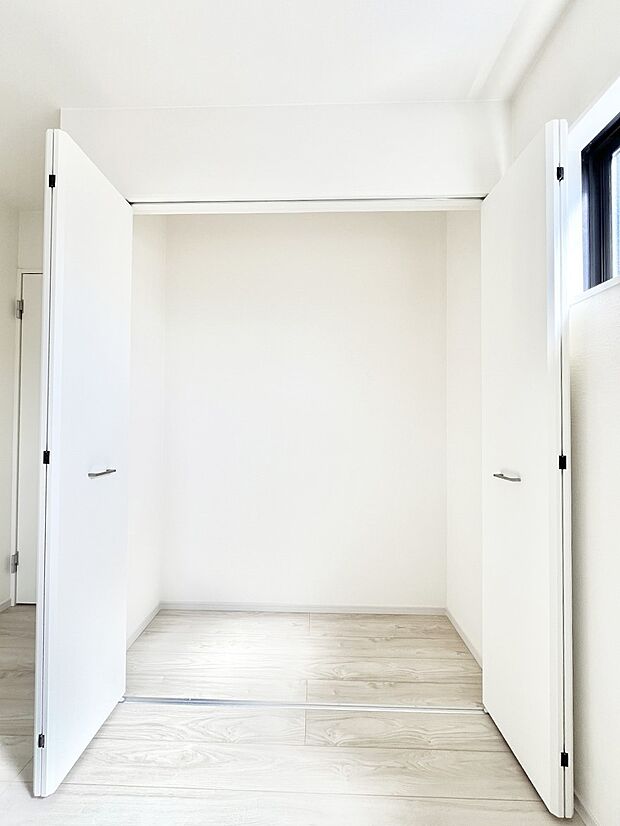 〜Closet〜　壁面クローゼットがあればタンスを置く必要がなく、出っ張りのないスッキリ空間を維持できます。限られたスペースを有効に活用できそう。季節の衣類や趣味の品などたっぷり収納出来ますね♪