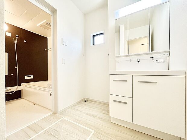 〜Dressing Room〜　暗くなりがちな洗面所も窓があると採光と換気が可能なので気持ちよくお使い頂けます。三面鏡タイプの洗面台は鏡裏収納で散らかりがちな洗面所もスッキリ♪