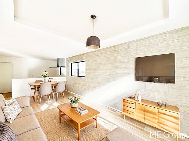 〜Living〜　家族の会話や笑顔が行き交うリビングです。子供が走ってる姿を見ながら、大きなソファやダイニングテーブルでゆったり食事をしたりくつろぎたい♪そんな夢が叶えられる空間です！※家具はCGです