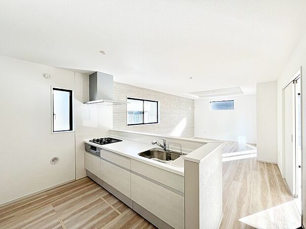 ~Kitchen~ 自然光が入る窓のあるキッチン☆毎日使う場所だからこそ、使い勝手を考慮しました。ゆったりとしたキッチンコーナーは質感豊かな仕上がりとなっております。