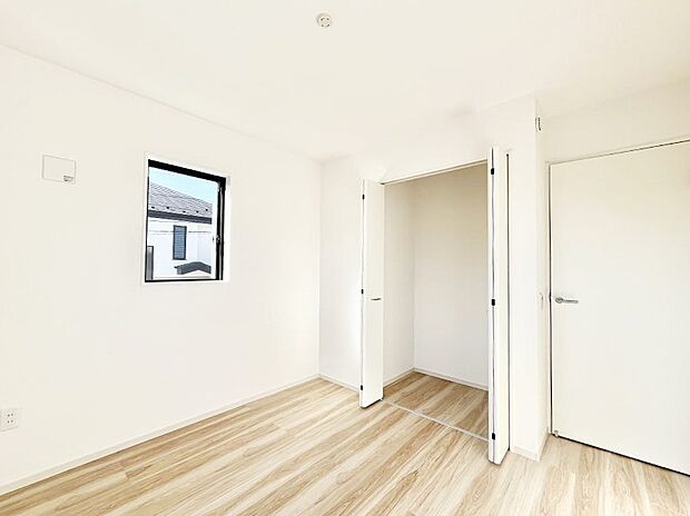 ~Bed Room~ 全居室には収納クローゼットを完備!普段使いのお洋服や小物はもちろん、季節物のお洋服などもしっかりと整理整頓おしまい頂けます。 居室空間を広く使用できますね。