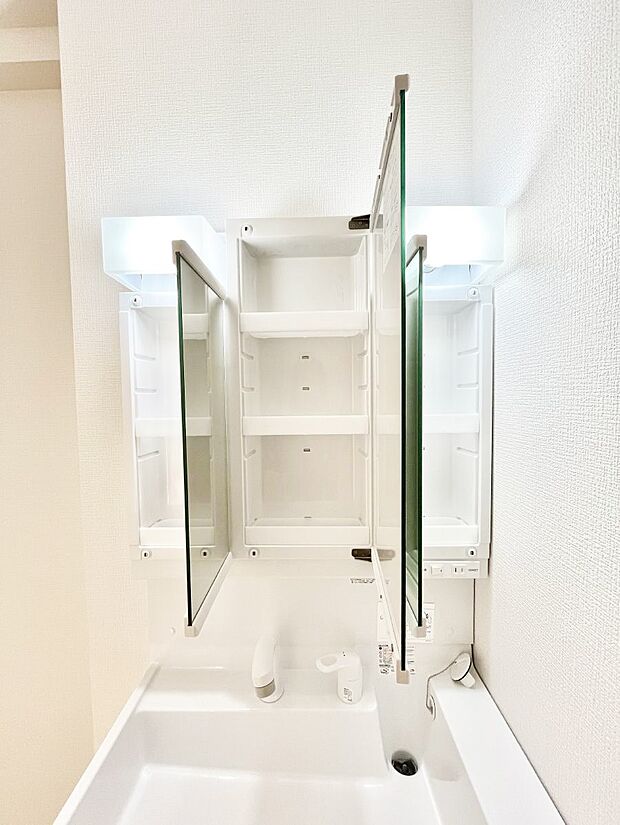 三面鏡の裏に、化粧品や衛生用品などを収納可能。洗面台をすっきりと保ちます!