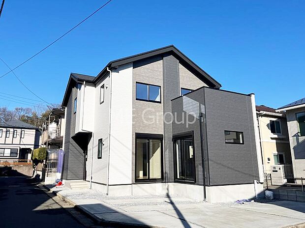 〜Exterior〜  一戸建ての大きなメリットは、自分達の「土地」を「自由に」使える事です。  ガーデニングやＤＩＹ，車やバイクの趣味など様々な用途で利用できます。