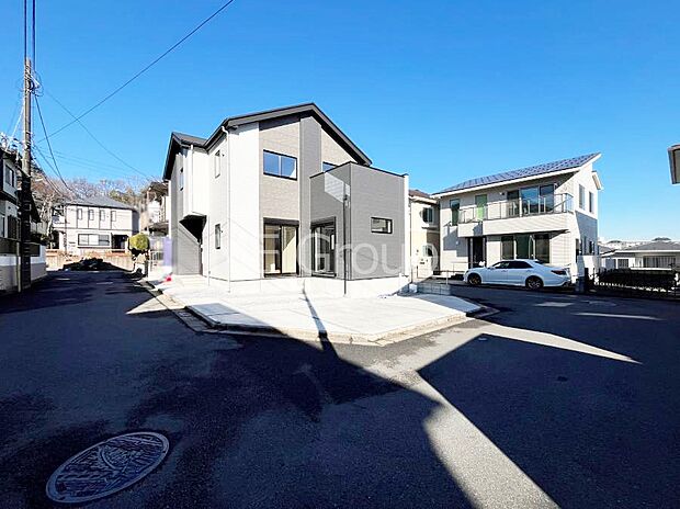 ~Exterior~ 前面道路は閑静な住宅地をはしる車通りの少ない道路。駐車の出し入れもらくらくです!毎日の通勤通学に便利な2駅2路線利用可。毎日の通勤通学に便利な住環境です!