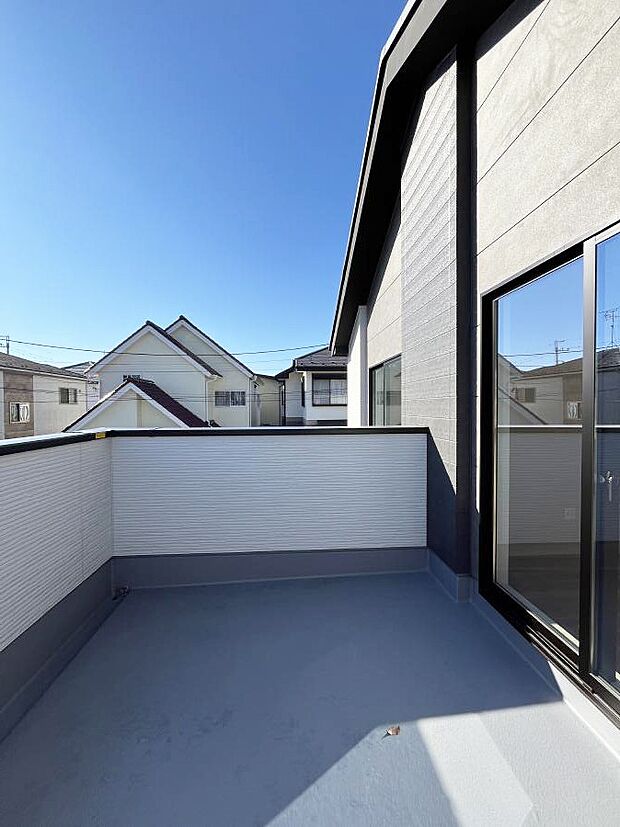 ~Balcony~ バルコニーは温かい陽がさしこみ、お布団や洗濯物を気持ちよく干すことができます。使いやすく開放的なバルコニーです♪陽ざしがたっぷり降り注ぐ、バルコニー付き住まい。