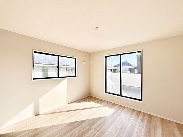 〜Bed Room〜　2面採光を確保した明るい室内は、風通しも良く、大変居心地の良い空間となっております。爽やかな風を感じて起きる朝は、快適生活の始まりに！日当たりや通風がとても良い住まい♪