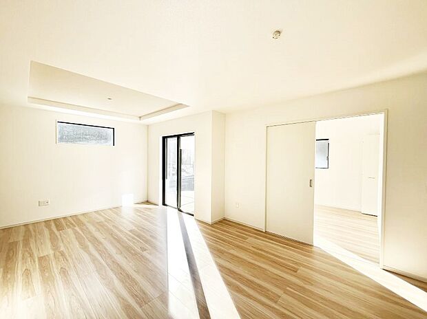 〜Living〜　家族の食事や団らんのほか、子どもを遊ばせたり、友人を招いたりするLDKは住まいの中心。長時間過ごす場所だから、その空間は住まい全体の居心地を左右します。