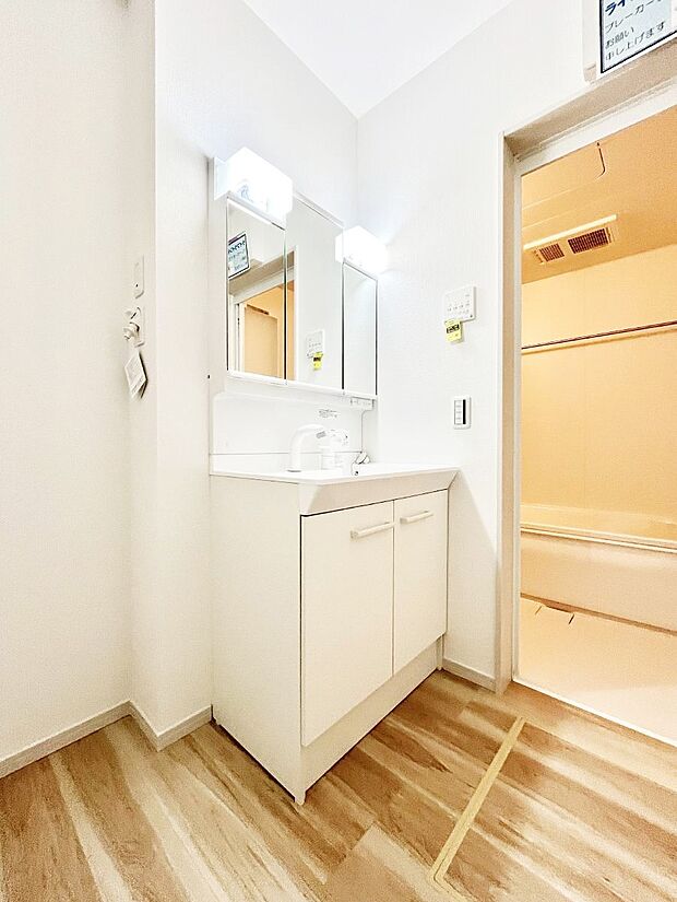 ~Dressing Room~ 明るく清潔感溢れるパウダールーム。毎日使う場所だからこそ、快適な空間となっております。シャンプードレッサーを採用しておりますので、朝シャンも手軽に出来ます。