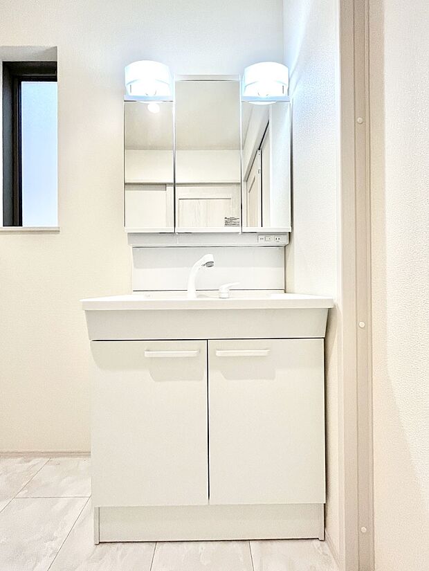 大きく見やすい三面鏡で清潔感ある洗面台は、身だしなみチェックや肌のお手入れにおすすめです。 