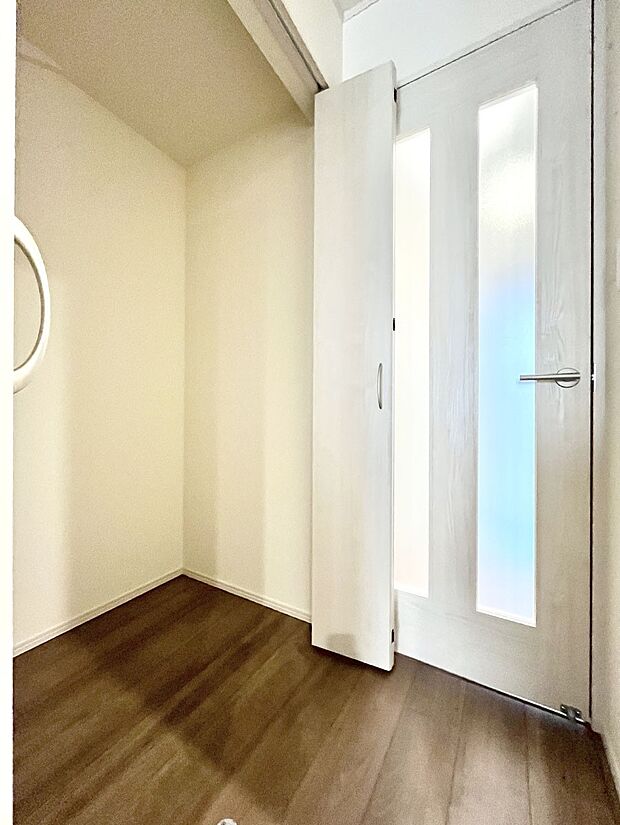 リビング収納。ここに収納があると物が集まるLDKがスッキリ片付きそうですね。  