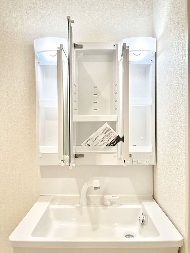 三面鏡の裏に、化粧品や衛生用品などを収納可能。洗面台をすっきりと保ちます！